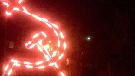 Il Natale di stampo comunista? Luminarie falce e martello e lambrusco Rosso Stalin