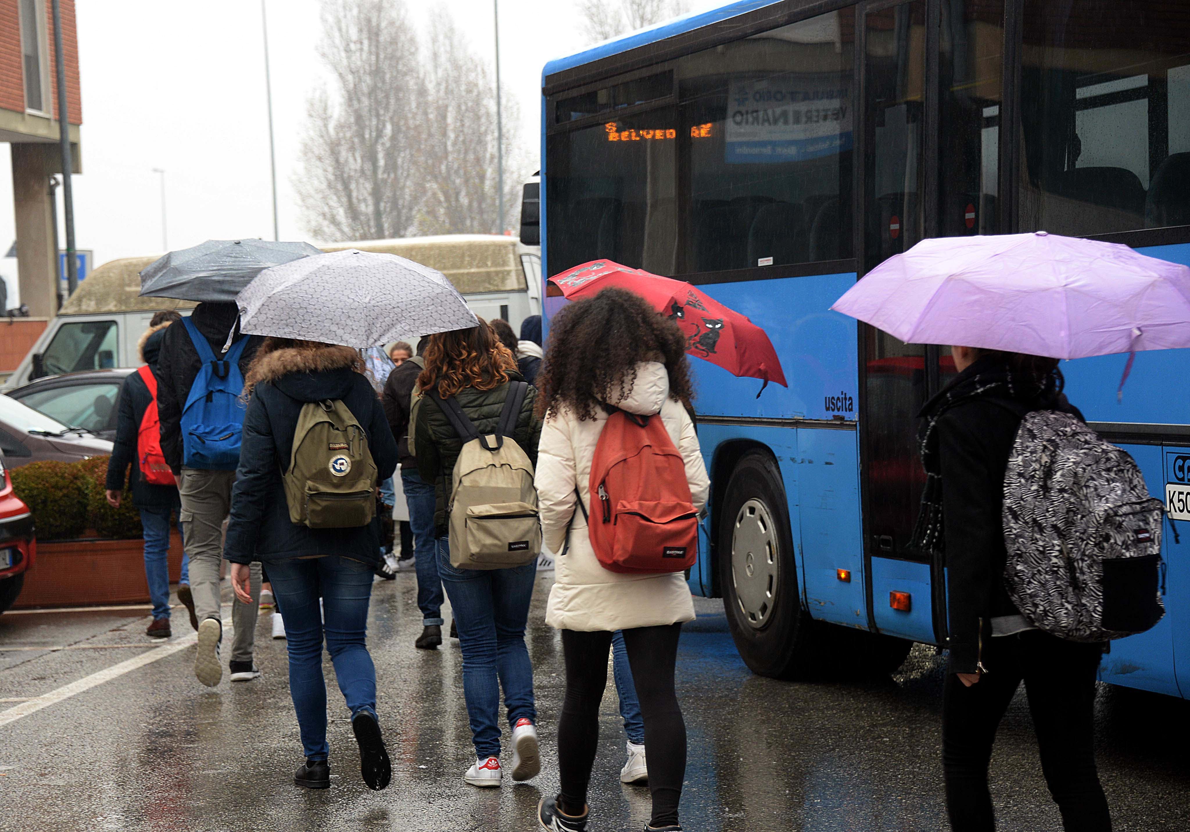 Giovani studenti alla fermata degli autobus nel piazzale dello stadio di Pontedera (Foto Franco Silvi)