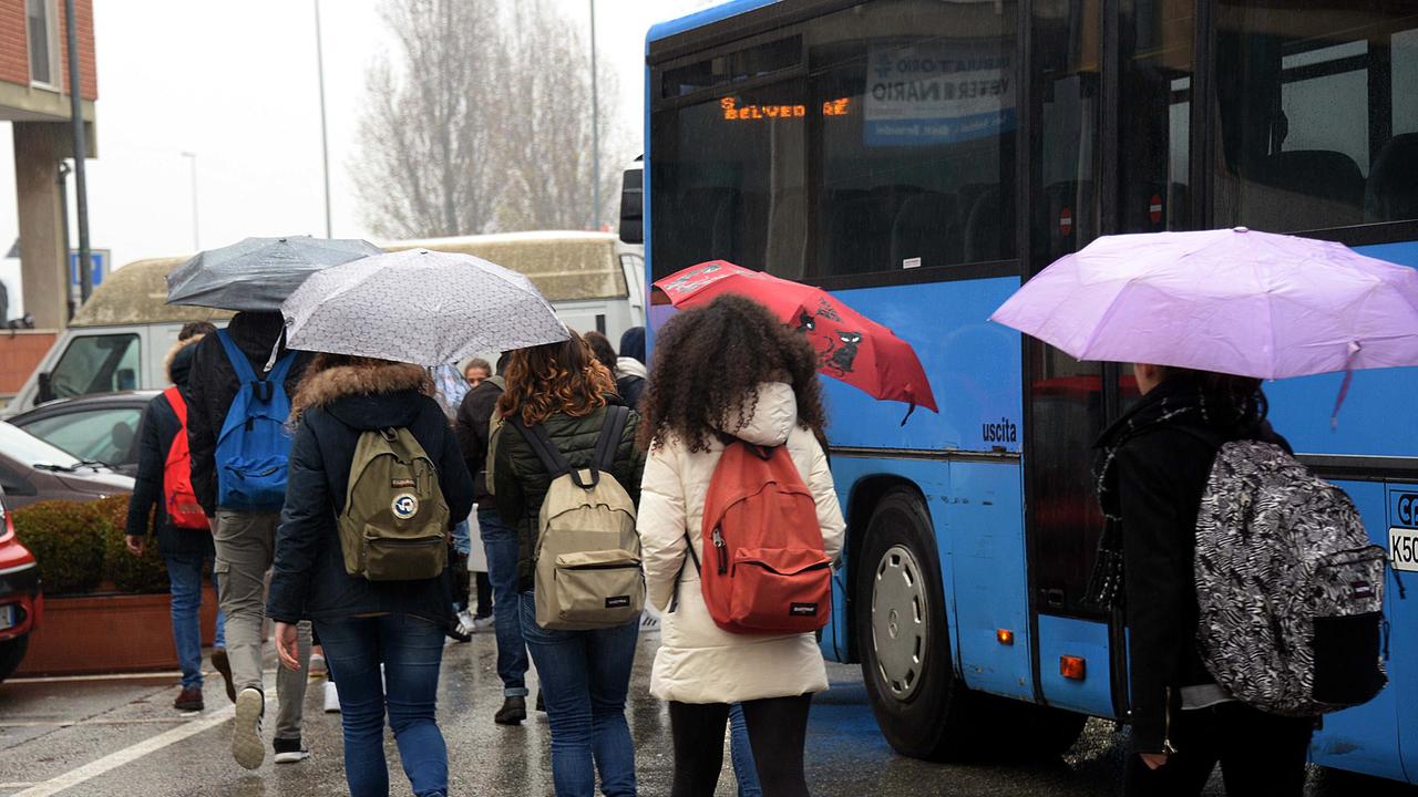 Giovani studenti alla fermata degli autobus nel piazzale dello stadio di Pontedera (Foto Franco Silvi)