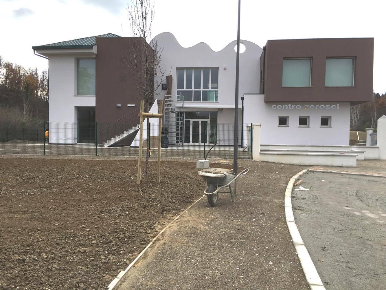 L’esterno della nuova scuola di Lajatico realizzata su terreni donati dalla famiglia di Andrea Bocelli