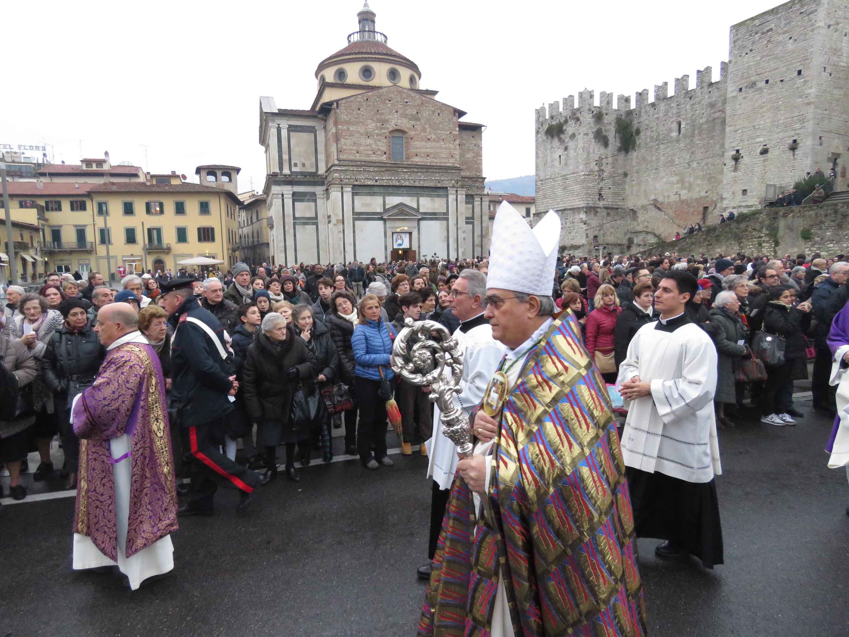 Il vescovo Franco Agostinelli in piazza delle Carceri all'apertura del Giubileo
