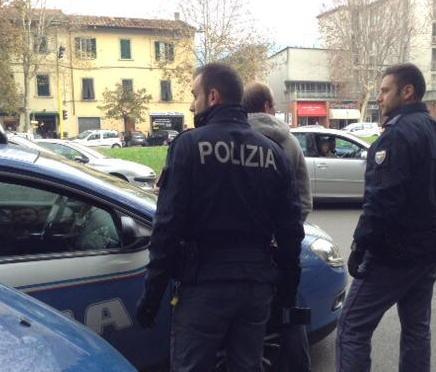 Guida il camion con un’ascia tra le gambe