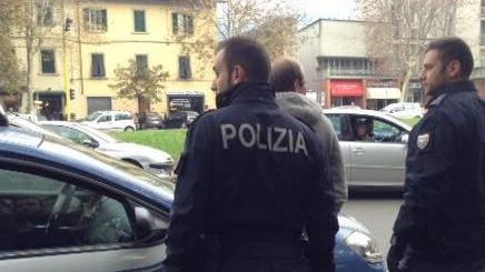 Guida il camion con un’ascia tra le gambe