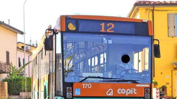 L’autobus passa sul piede di una giovane mamma