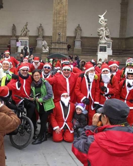 Babbi Natale pratesi hanno invaso Firenze