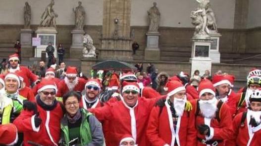 Babbi Natale pratesi hanno invaso Firenze