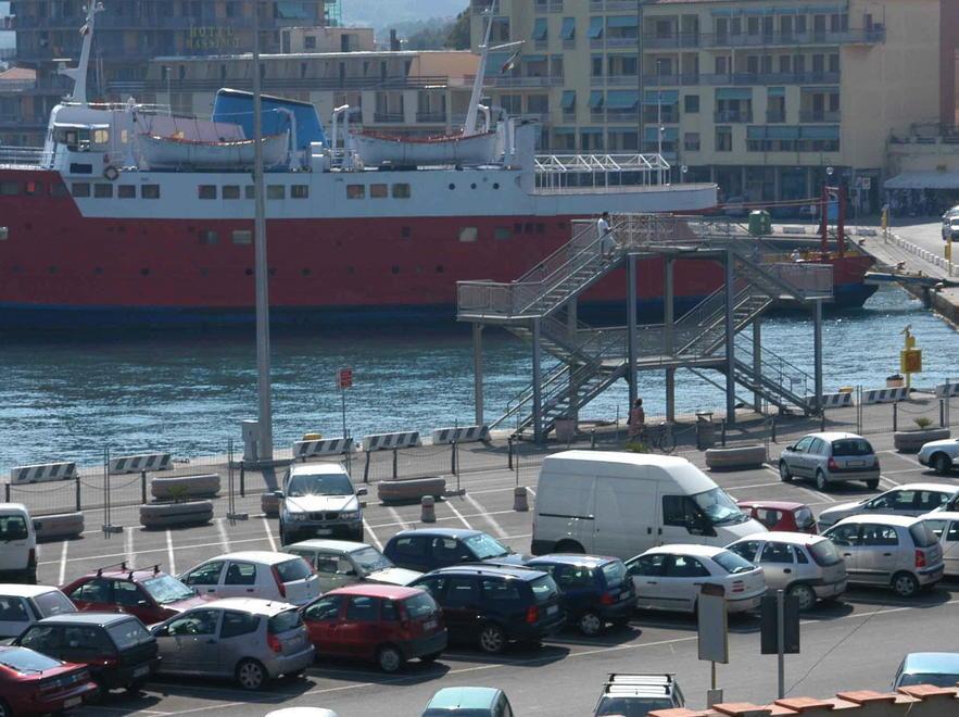 «Basta parcheggi selvaggi nel centro storico»