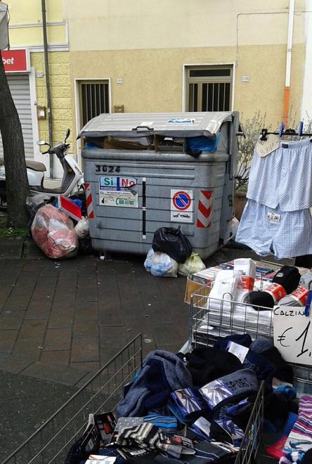 Il banco del mercato a ridosso dei rifiuti