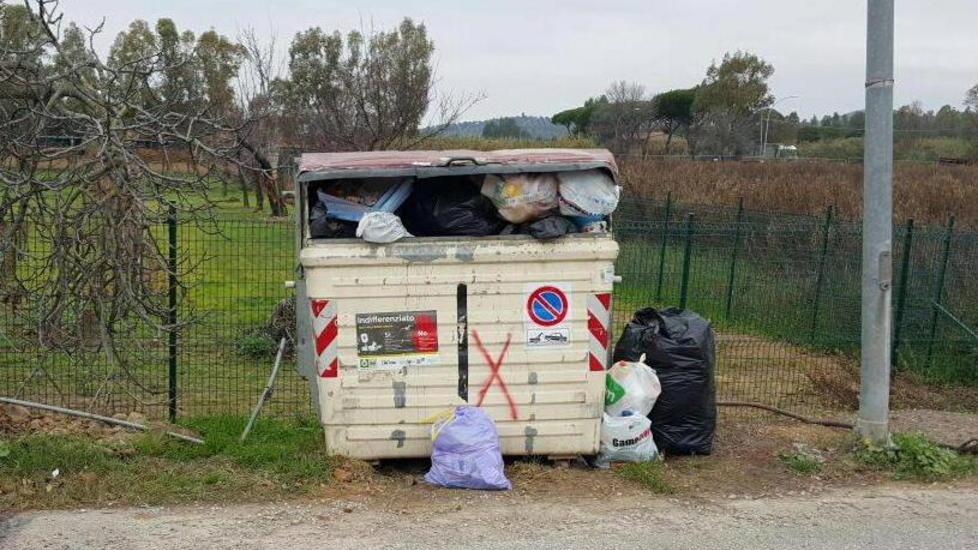 Cassonetto stracolmo, interviene l’assessore