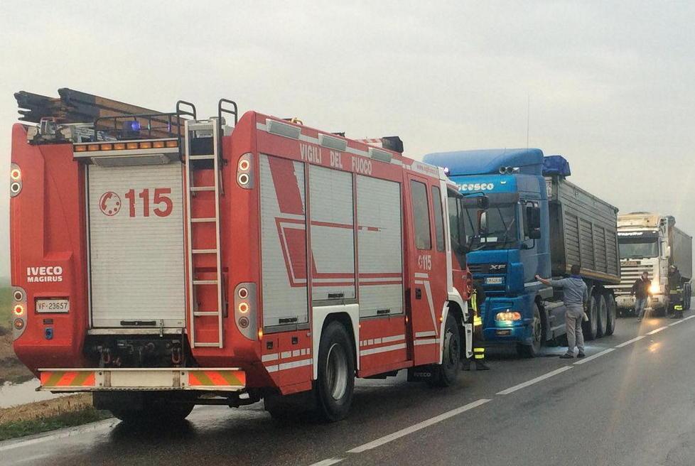 Camion va a fuoco per la strada 