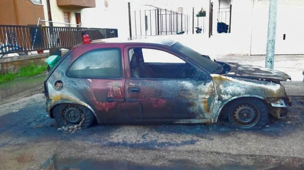 Auto distrutta dal fuoco alla Pietraia