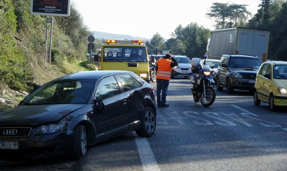 Audi fuori strada, traffico in tilt