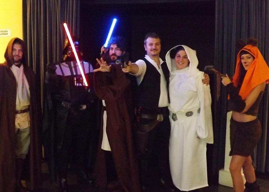 C’è Star Wars e i fan duellano in costume 