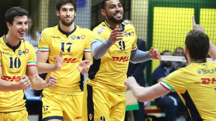 La Dhl scatta, rallenta poi si impone al tie break