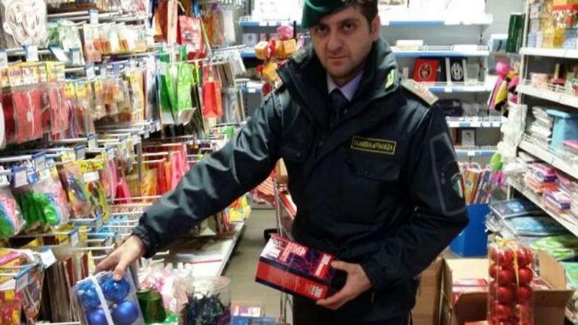 Sequestrati 210mila luci e addobbi natalizi