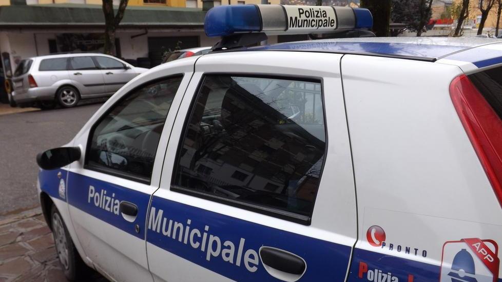 Insegue e fa bloccare i truffatori
