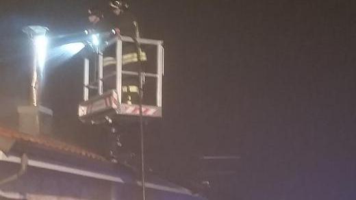 Troppa fuliggine nella canna I pompieri domano le fiamme