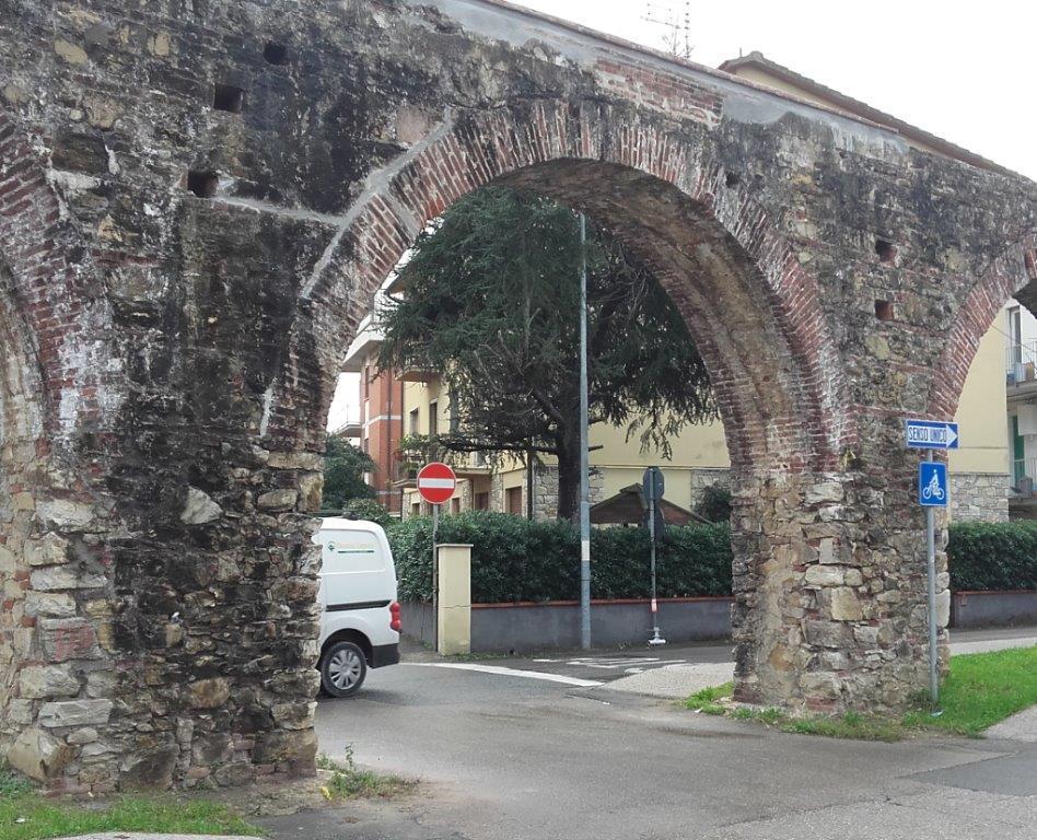 L'arco dove era rimastato incastrato un camion