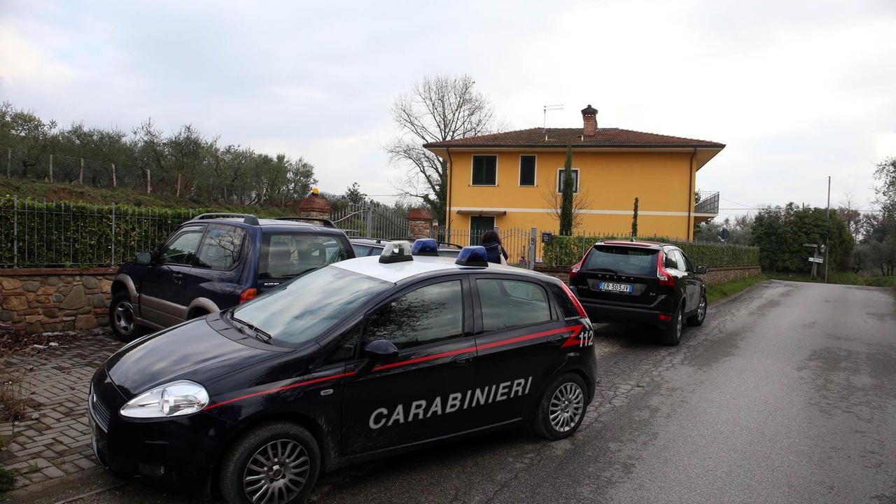 L'auto dei carabinieri davanti alla villetta dell'incidente (foto Nucci)