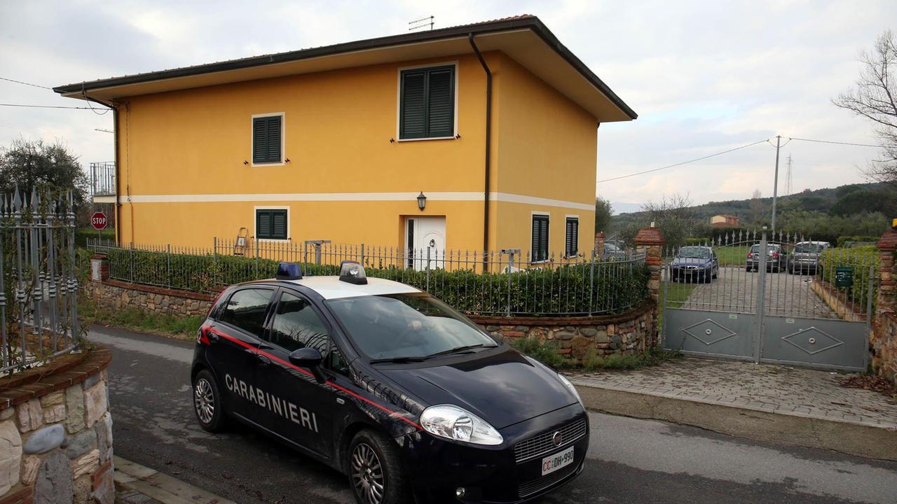 L'auto dei carabinieri davanti alla casa dov'è avvenuto l'incidente (foto Nucci)
