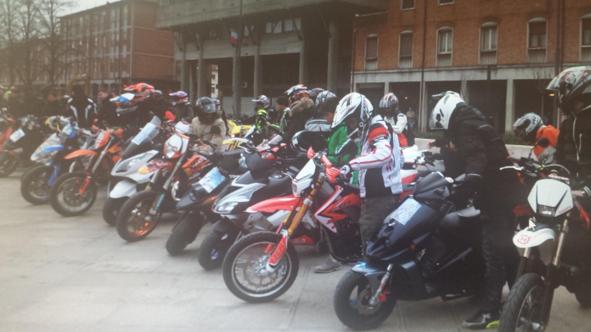 Gli amici di Nicola con la moto durante le esequie a Pontelagoscuro