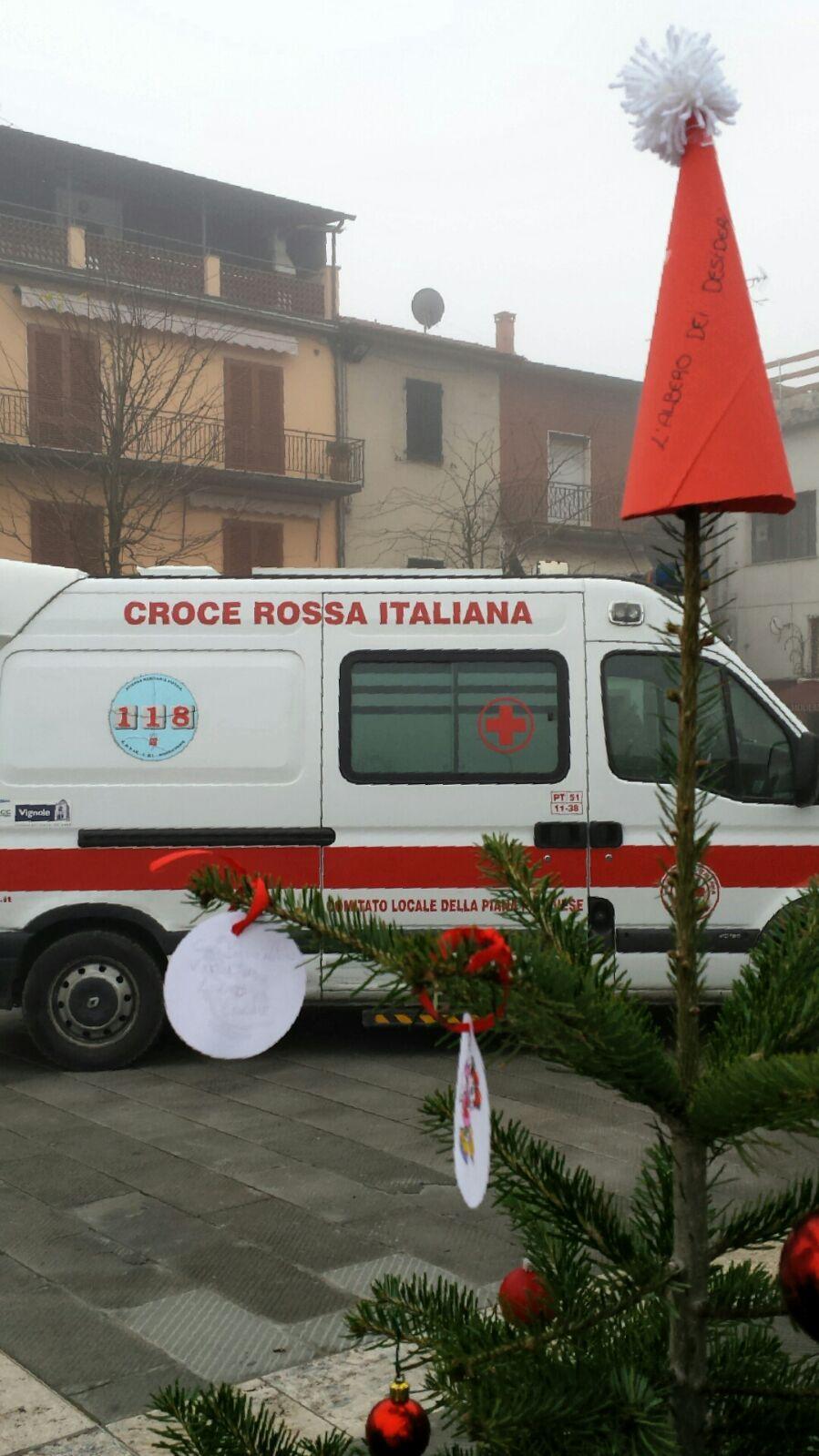 Un mezzo della Croce rossa davanti alla sede dell'associazione