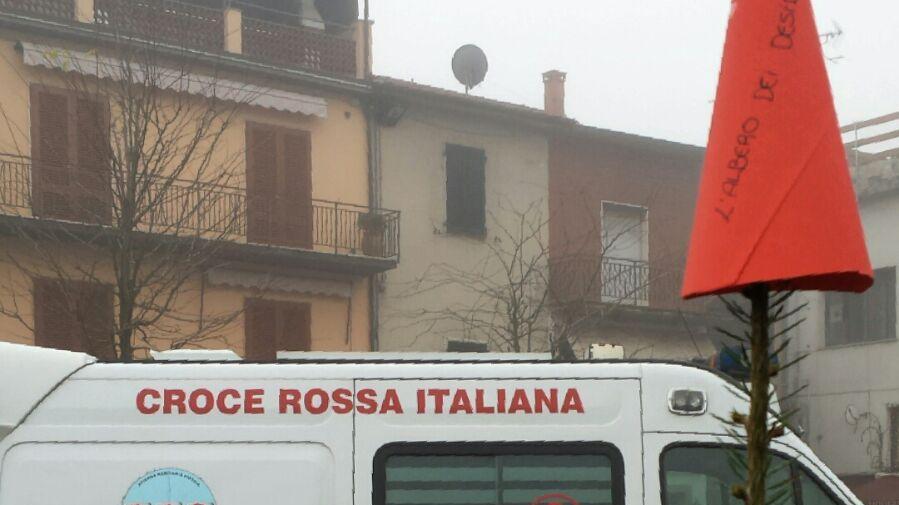 Un mezzo della Croce rossa davanti alla sede dell'associazione