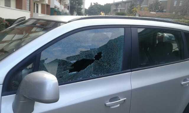 Trova entrambe le auto danneggiate