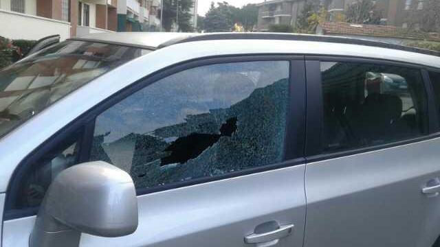 Trova entrambe le auto danneggiate