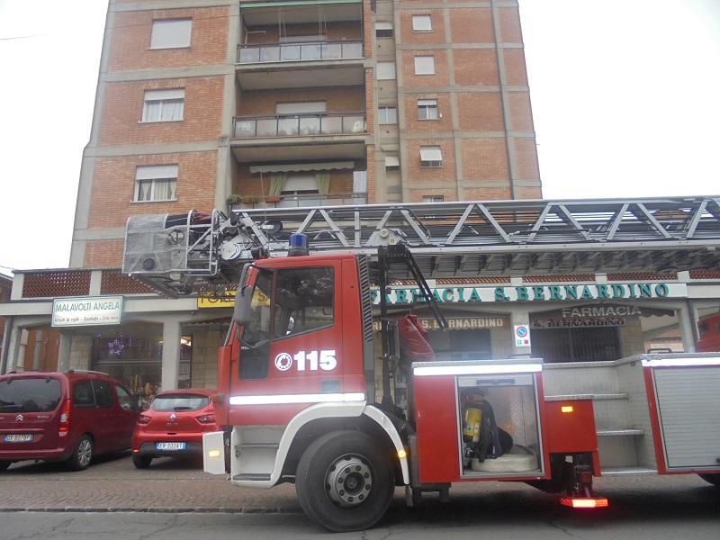 I vigili del fuoco davanti al palazzo di via Alghisi