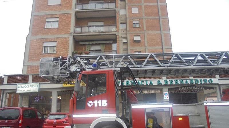 I vigili del fuoco davanti al palazzo di via Alghisi