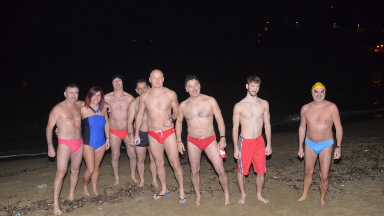 Il gruppo degli "Amici del mare d'inverno" per il tuffo con la luna piena