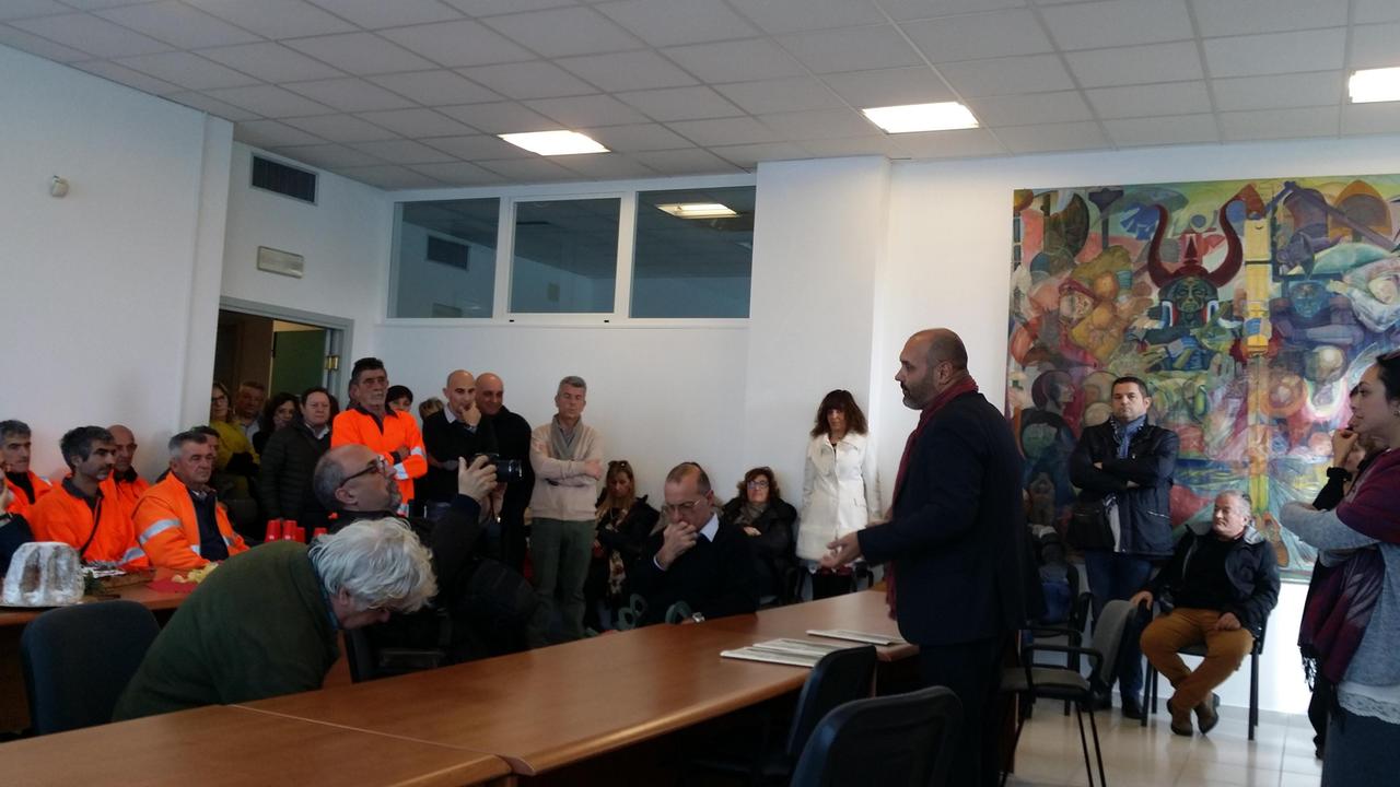 Lippi parla ai dipendnenti durante l'incontro per gli auguri di fine anno