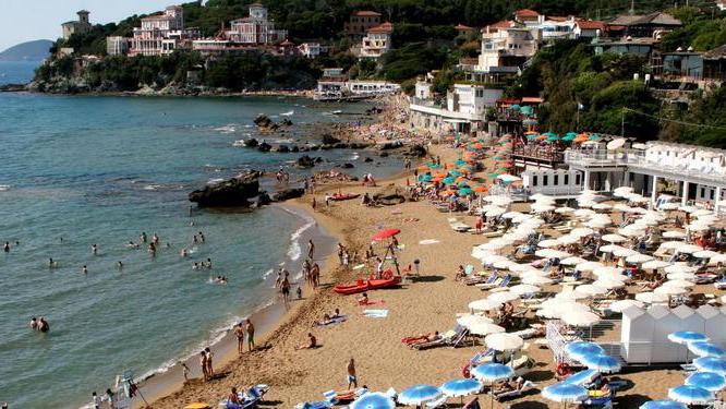 La baia del Quercetano, uno dei simboli del turismo della zona