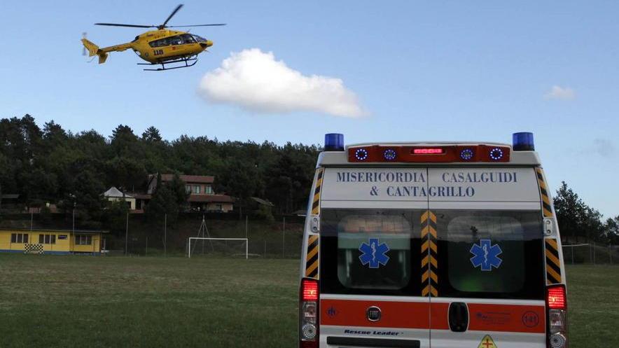 Cade urtato da un furgone, grave ciclista