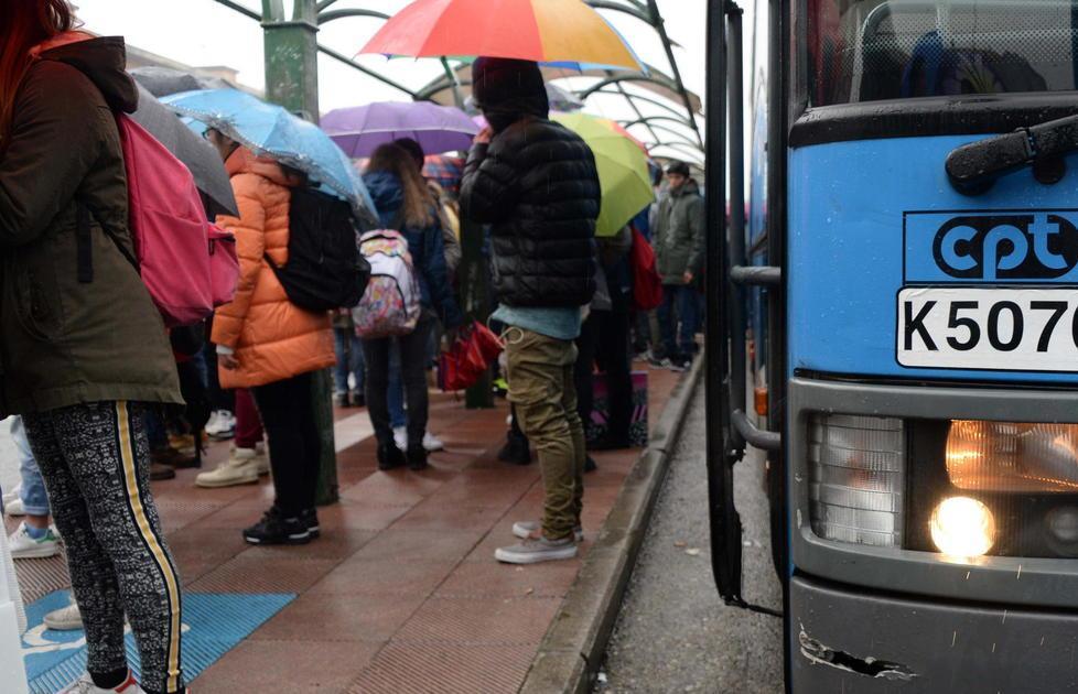 Ragazzo sotto il bus colpa di una spinta 
