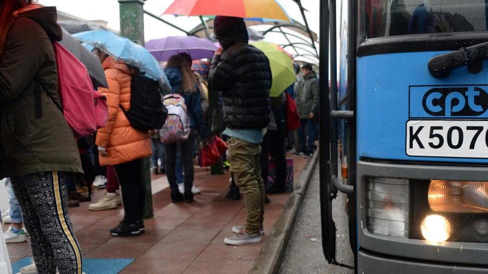Ragazzo sotto il bus colpa di una spinta