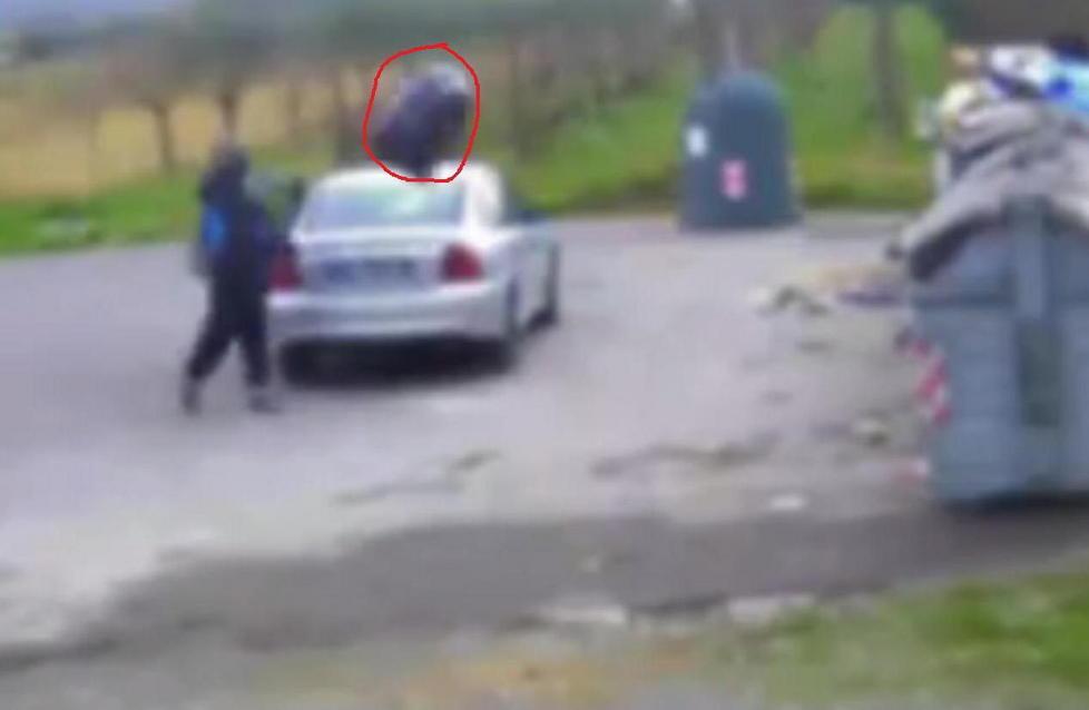 Lancia i rifiuti e scappa: beccato dalla telecamera 