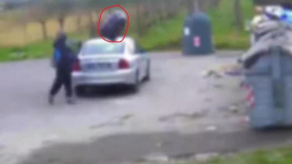 Lancia i rifiuti e scappa: beccato dalla telecamera