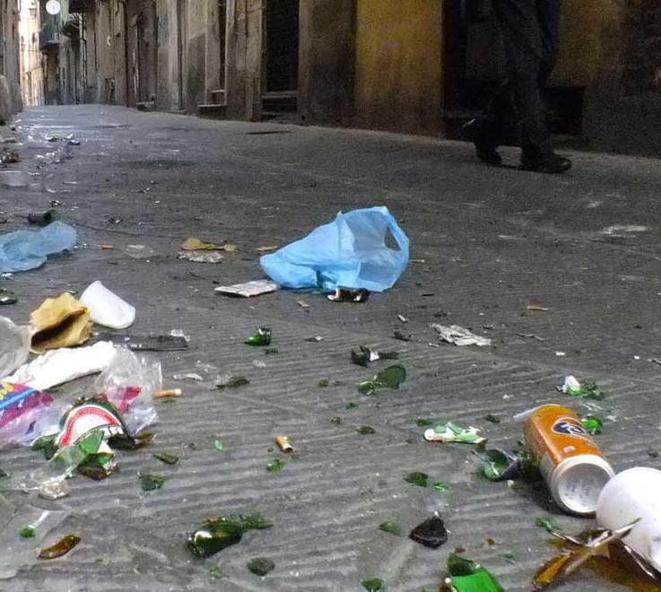 Rifiuti gettati per terra multe da centinaia di euro 