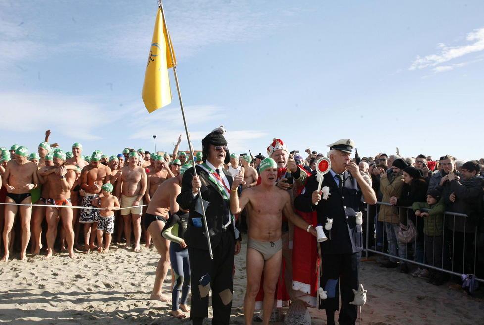 Anche il 2016 si apre con il tuffo in mare
