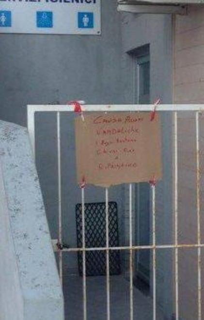Bagni rotti e chiusi da un mese 