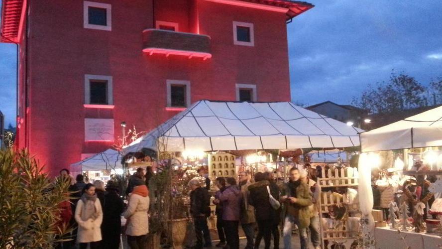 Tante luci e abeti, ma poco shopping