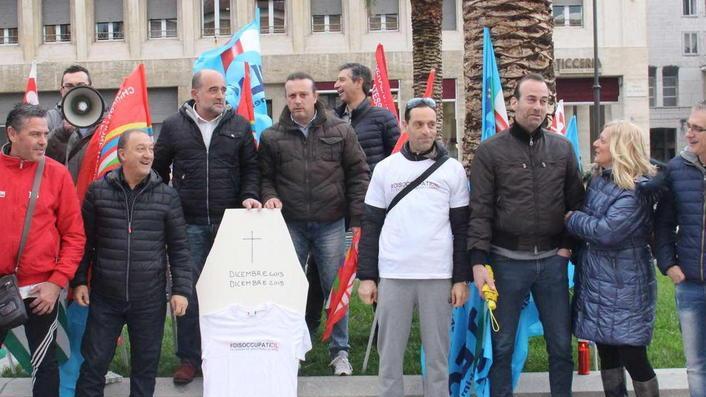 Protesta ex Cil: bara sotto al Comune
