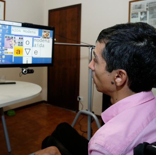 C’è anche un “comunicatore oculare” che legge il movimento della pupilla