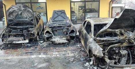 Notte di fuoco, cinque auto distrutte 