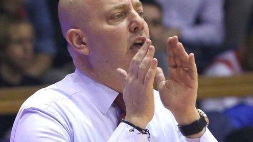 Il coach Menetti le prova davvero tutte per limitare l’attacco sardo, senza risultati