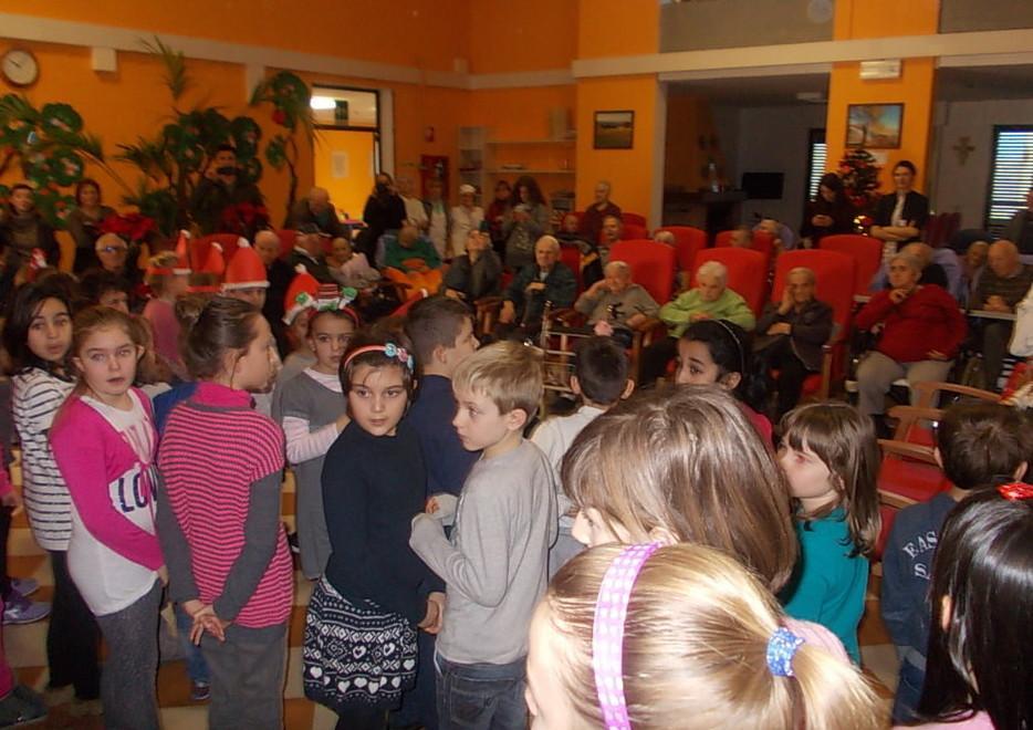 Spettacolo dei bambini alla casa protetta