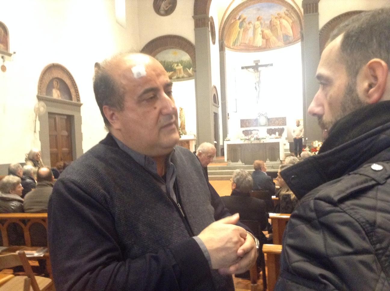 Don Massimo Malinconi ha celebrato la messa col cerotto in testa (foto Batavia)