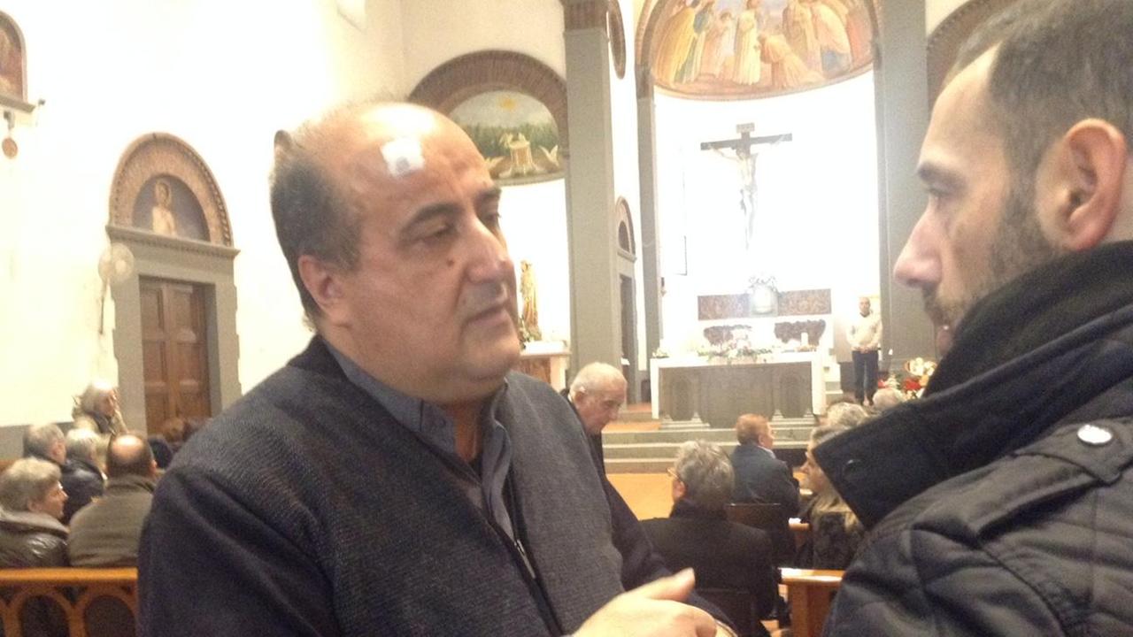 Don Massimo Malinconi ha celebrato la messa col cerotto in testa (foto Batavia)